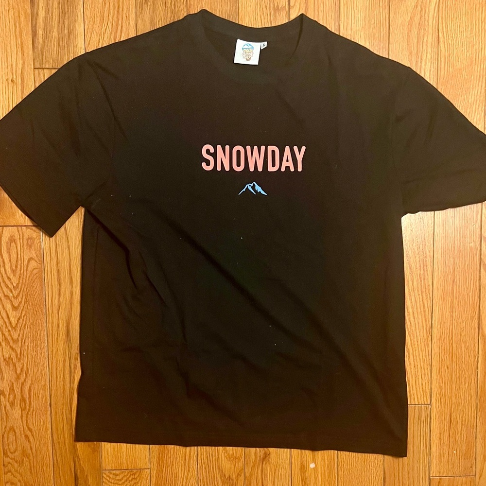 Snowday T Shirt - High quality sneakercon CHRISTMAS SONG TEE OVERSIZED-FIT